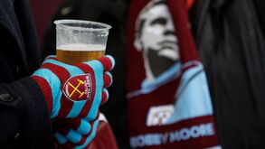 Um desperdício para a história: mais de 700 mil cervejas vão para o lixo na Premier League