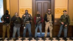 Caos nos EUA: civis armados invadem parlamento em Michigan e exigem fim ao isolamento social