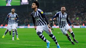 Leeds e WBA promovidos à Premier League se o Championship não voltar... mas outros têm de jogar
