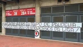 'Diabos Vermelhos' deixam tarja no Estádio da Luz contra os jogos à porta fechada