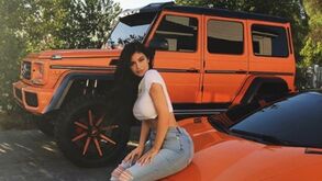 Ganha milhões com a imagem e investe em carros de luxos: a extravagante garagem de Kylie Jenner