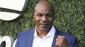 Mike Tyson negoceia com o Everton 