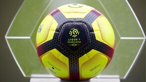 Liga francesa pede empréstimo para pagar direitos televisivos aos clubes