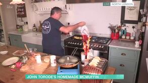 Cozinhar nunca foi tão difícil: chef provoca incêndio em programa em direto