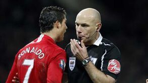 «Só queria que Cristiano Ronaldo falhasse o penálti»: Howard Webb e o único 'pecado' da carreira