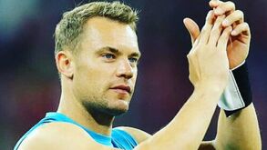 Manuel Neuer namora com jogadora de andebol de 19 anos... que é a cara da ex-mulher
