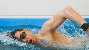 Coronavírus: Espanhol nada 25 horas seguidas para angariar fundos