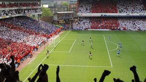 Arsenal despediu-se há 14 anos do estádio antigo e Henry brilhou com um hat-trick