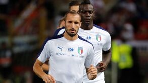 Chiellini, a chapada que Balotelli devia levar, a 
