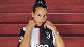 Georgina vende camisola de Cristiano Ronaldo para ajudar hospitais em Espanha