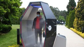 Digno de um 'Regresso ao Futuro': Besiktas utiliza cápsulas para desinfetar jogadores