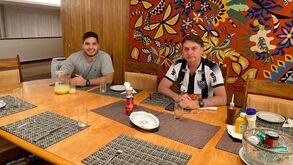 Bolsonaro recebe deputado com camisola do Atlético-MG: «Tira esse manto sagrado»