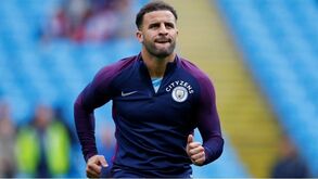 Kyle Walker foi criticado por furar quarentena e agora envia emails aos fã a pedir desculpa