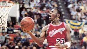 Sapatilhas utilizadas por Michael Jordan em 1985 vão a leilão