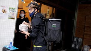 Medalhado olímpico de esgrima entrega comida de bicicleta em Tóquio