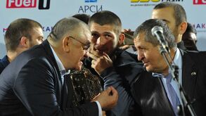 UFC: Pai de Khabib internado em estado crítico e com sintomas de pneumonia