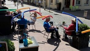 De chapéus loucos a estranhas máquinas: as formas mais insólitas de manter o distanciamento social