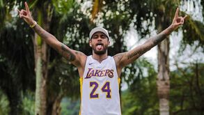 Acusam Neymar de furar a quarentena ao receber amigos e duas mulheres na sua mansão