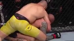 Lutador do UFC pede desculpa a adversário... enquanto lhe dá 'porrada'