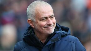 Coronavírus: Mourinho e todos os jogadores do Tottenham testaram negativo