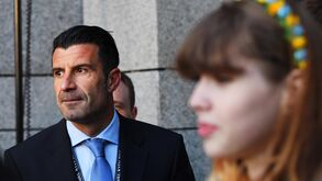 Luís Figo perde a paciência com o governo espanhol: «É a p... da ruína»