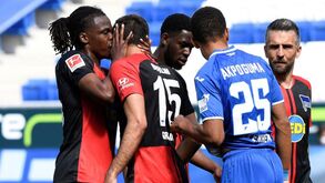 Jogador do Hertha Berlim 'beija' colega de equipa e imprensa já fala em 'violação de protocolo' 