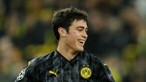 A primeira 'vítima' da paragem da Bundesliga: Reyna lesionou-se no aquecimento e falhou regresso