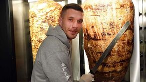 Podolski goza com derrota do Schalke em Dortmund e agita o Twitter 