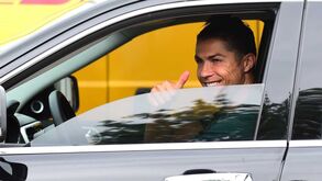Cristiano Ronaldo e restantes plantel da Juventus com testes negativos ao novo coronavírus