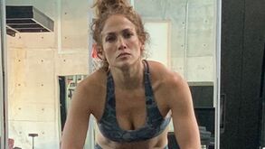 Jennifer Lopez em grande forma aos 50 anos e desta vez com uma imagem surpreendente