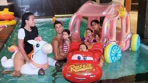 Aproveitar tempo em família: piscina da casa de Ronaldo virou parque de diversão