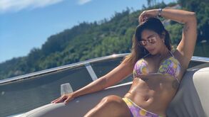 Cindy Álvarez Garcia sensual a bordo de iate
