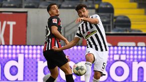 André Silva volta a marcar e dá vida ao Eintracht: veja o golo