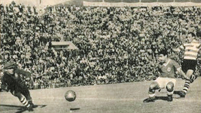 Imagem Foto 6 - O sportinguista Azevedo prepara-se para evitar um golo do Benfica.tif (5381839) (Milenium)
