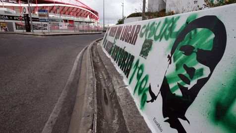 Mural junto ao Estádio da Luz vandalizado com tinta verde