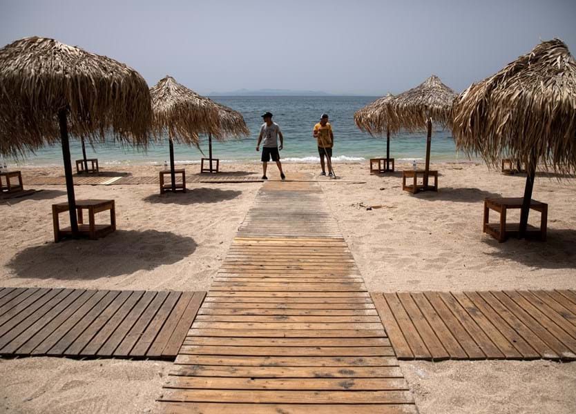 Onda de calor e novas regras: banhistas enchem praias na Grécia ...