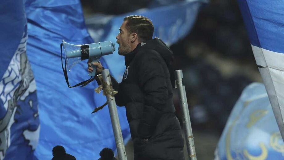 Cerca de duas dezenas de adeptos portistas marcaram presença de máscara no Olival