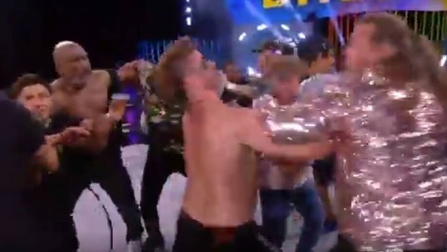 Ex-campeão mundial de boxe invadiu ringue