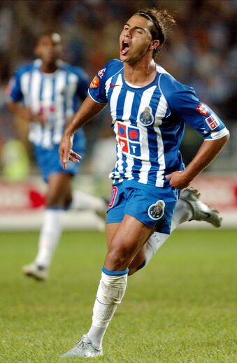 24. Ricardo Quaresma (21 anos, FC Porto) - Formado no Sporting, Quaresma passou por clubes de grande dimensão europeia como o Barcelona, Inter ou Chelsea, mas foi ao serviço do FC Porto onde mais brilhou. Conquistou trofeús em quase todas as equipas por onde passou, exceto no Barcelona. Atualmente, veste as cores dos turcos do Kasimpasa e pode-se dizer que o maior título da carreira será, certamente, o Campeonato da Europa de 2016, conquistado em França.
