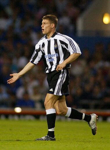 25. James Milner (18 anos, Newcastle) - Figura do Liverpool nos dias que correm, James Milner teve uma carreira de acordo com aquilo que se lhe perspetivava. Depois de sair do Newcastle, o internacional inglês rumou por empréstimo ao Aston Villa antes de se transferir em definitivo para o clube. Posteriormente, mudou-se para o azul de Manchester, onde conquistou uma Taça de Inglaterra (2011), duas Premier League (2012 e 2014), uma Supertaça de Inglaterra (2013) e uma Taça da Liga Inglesa (2014). Contudo, foi no Liverpool que conquistou o troféu mais importante da carreira: a Liga dos Campeões, em 2018/19.
