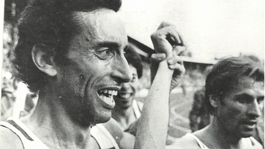 Fernando Mamede festeja com Carlos Lopes após a corrida de Estocolmo em 1984