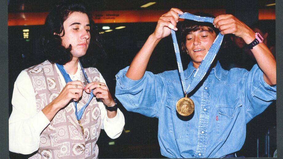 Fernanda Ribeiro e Manuela Machado com as medalhas de ouro