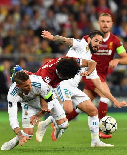 Salah saiu na 1ª parte da final da Champions de 2018 com queixas no braço direito após lance com Ramos