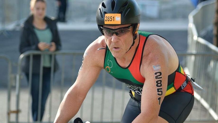 O triatleta Jorge Gaspar, que já participou num Europeu da modalidade, foi um dos pilotos envolvidos na complexa operação logística que permitiu trazer da China para os Açores 11 toneladas de material de apoio médico necessário para os profissionais de saúde daquela região autónoma 