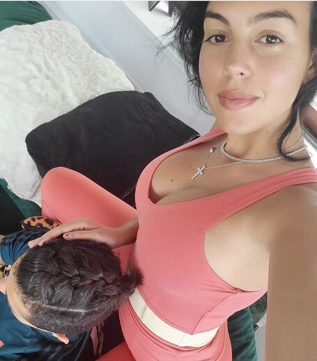 Georgina Rodríguez faz tranças a Ronaldo