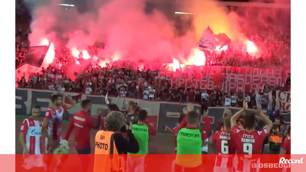 Estrela Vermelha x Radnicki Muita pirotecnia na torcida do Estrela