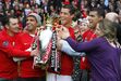3. Cristiano Ronaldo - O internacional português, que agora representa a Juventus, brilhou ao serviço do Manchester United - o primeiro clube internacional da sua carreira. Com a camisola dos red devils, Cristiano Ronaldo conquistou uma Liga dos Campeões (2007/08), três Premier League (2007, 2008 e 2009), três Supertaças de Inglaterra (2004, 2007 e 2008), duas Taças da Liga Inglesa (2006 e 2009) e uma Taça de Inglaterra (2004). Poucos títulos, não?