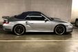 E que tal um Porsche 911 (Série 996) Turbo Cabriolet por 41.400 euros que já foi de Jimmy Hasselbaink? O ex-jogador holandês tem uma ligação especial ao nosso país, já que foi no Campomaiorense e no Boavista que se destacou em meados dos anos 90, antes de rumar ao Leeds United.