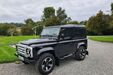 Eis um troféu que merece a atenção dos adeptos do Leicester City: este Land Rover Defender 90 foi comprado por Christian Fuchs em 2016, para celebrar a conquista da liga inglesa.