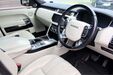 Com 53 mil quilómetros, o V6 turbodiesel de 3.0 litros mantém um interior impecável, dispondo de TV digital e um completo sistema de entretenimento para os ocupantes dos bancos traseiros.